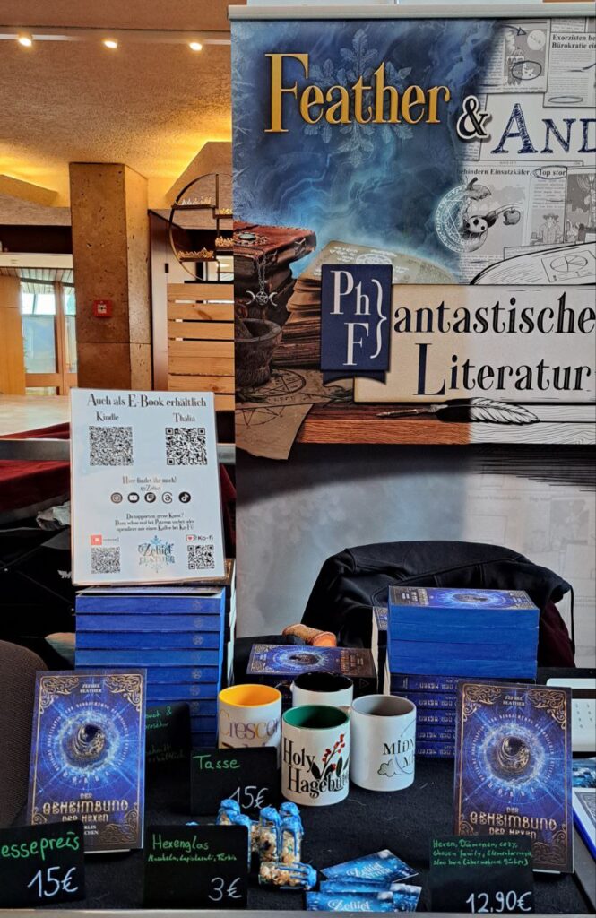 Mein Standteil auf der Stuttgarter Buchmesse. Zu sehen ist das Buch "Der Geheimbund der Hexen - Dunkles Erwachen", sowie Hexengläser und Tassen zur Buchreihe.